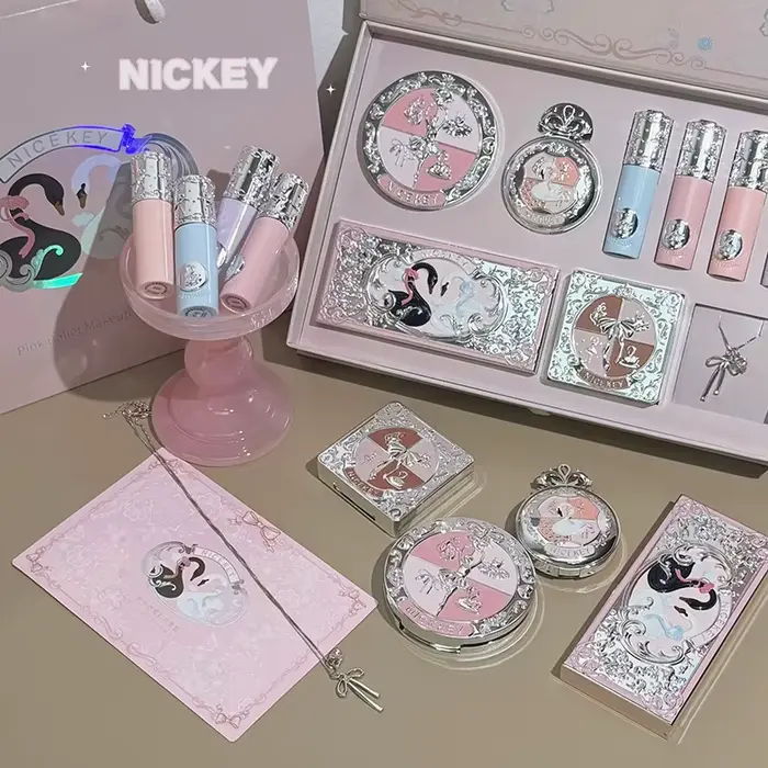 NICEKEY Kits de Maquillage Polyvalents Incluant 4 Baumes à Lèvres, 1 Fard à Joues, 1 Poudre Compacte