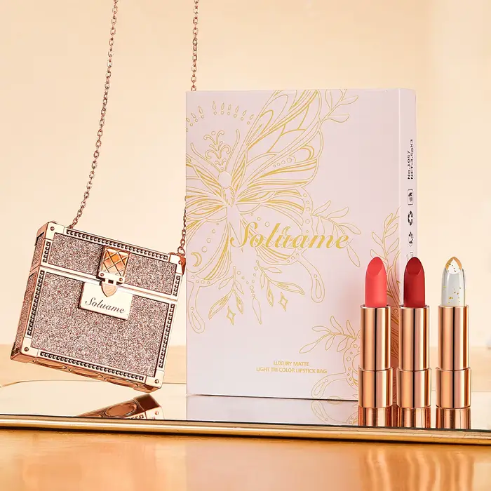 Ensemble de rouges à lèvres mats de luxe en trois couleurs – 3 teintes dans un étui rose doré scintillant avec chaîne