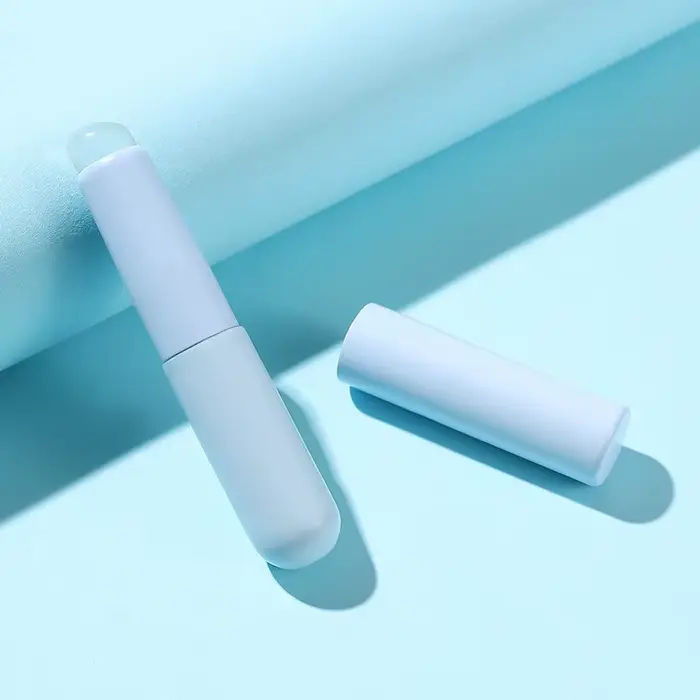 Brosse à lèvres en silicone avec capuchon de protection